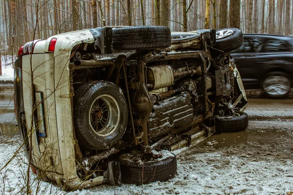 Acidente de carro na estrada escorregadia no início de março — Fotografia de Stock