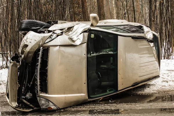 Mart ayı başlarında kaygan yolda trafik kazası — Stok fotoğraf