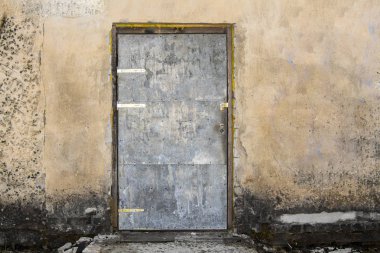 eski bir ışık bina kapıları