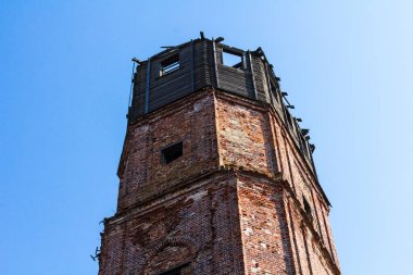 eski tuğla kale, kırmızı tuğla ve ahşap