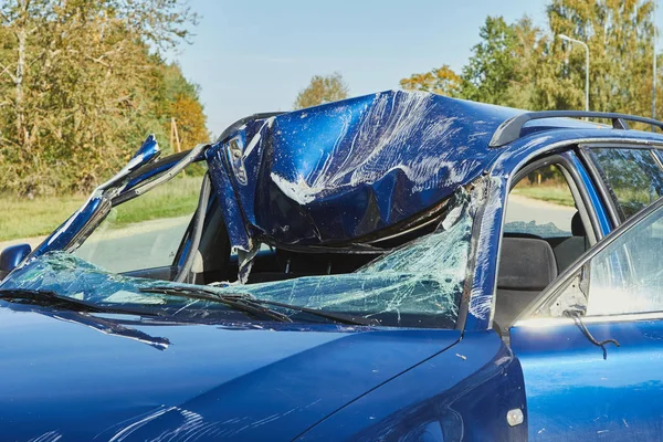 Crossover collision with a bus stop on a road at the scene of a — Stock Photo, Image