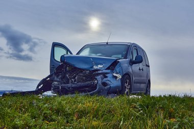Yoldaki kazadan sonra hasar görmüş araba.