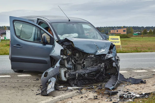 Poškozené auto po nehodě na silnici — Stock fotografie