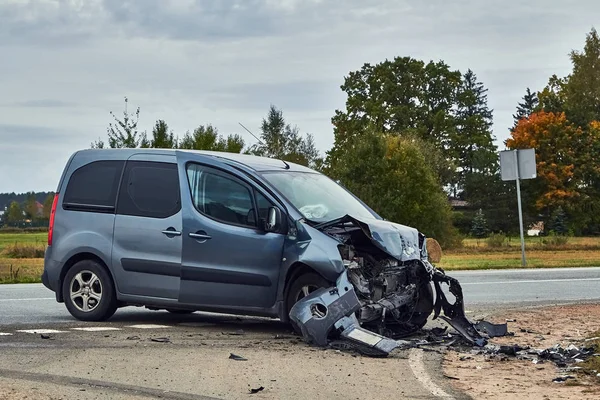 Poškozené auto po nehodě na silnici — Stock fotografie