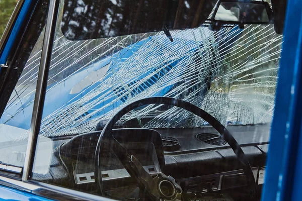 Beschadigde oude auto op de snelweg op de plaats van een ongeval — Stockfoto