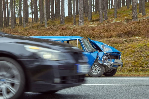 Vecchia auto danneggiata sulla strada principale sul luogo di un incidente — Foto Stock