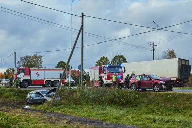 Bir yolda ön çarpışmadan sonra araba.