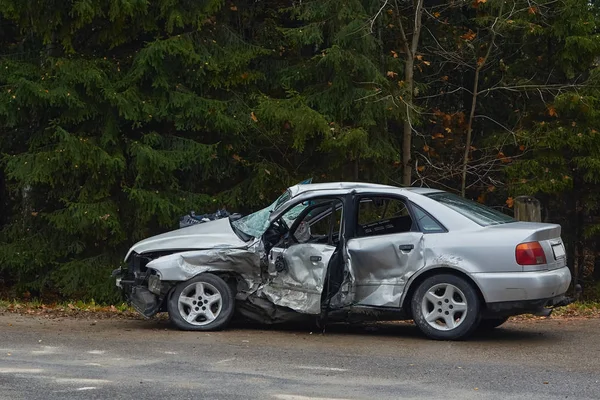 Coche después de un accidente grave en una carretera — Foto de Stock