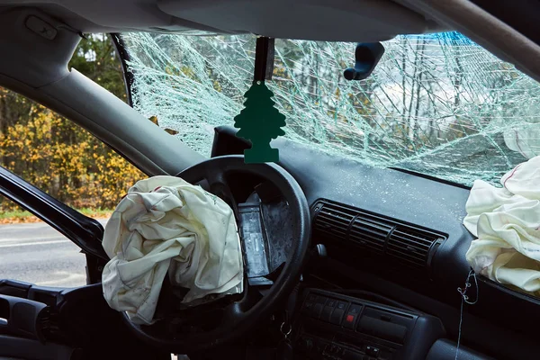 Автомобиль после серьезной аварии на дороге — стоковое фото