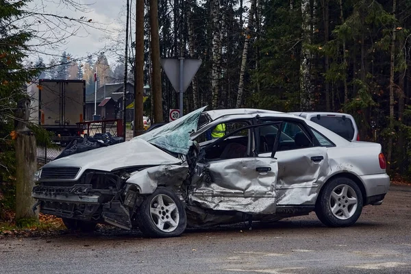 Auto po vážné nehodě na silnici — Stock fotografie