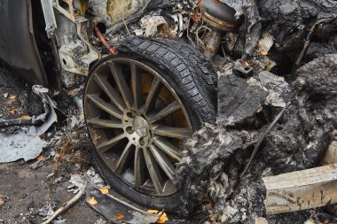 Sonbaharda şehirde tamamen yanmış arabalar.