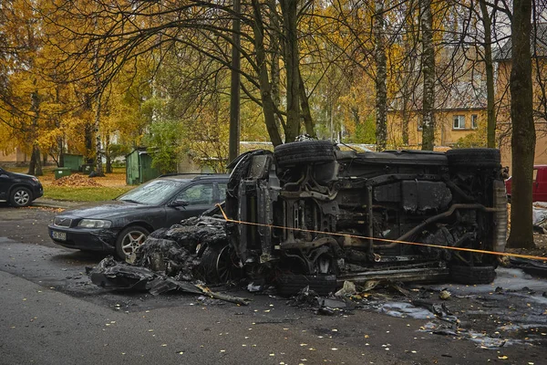 Sonbaharda şehirde tamamen yanmış arabalar.