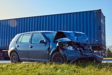 Güneşli bir günde yol kenarında hasarlı bir araba.