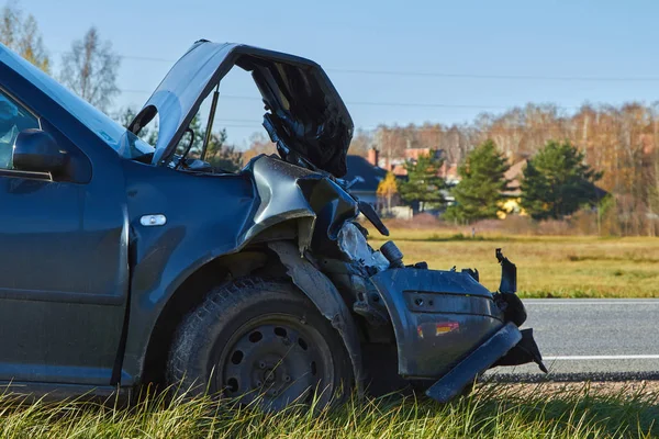 Poškozené auto na silnici v slunečný den — Stock fotografie