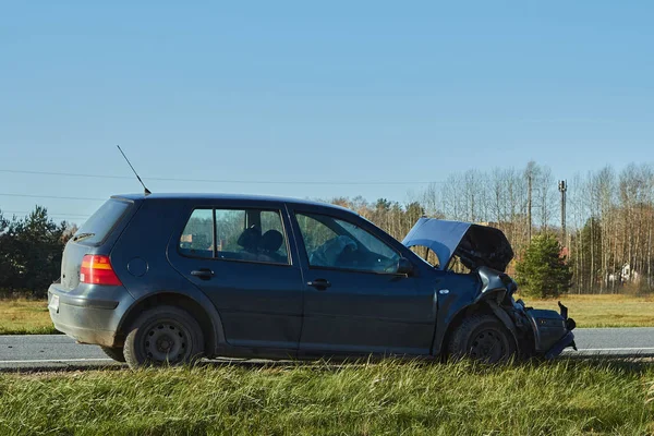 Poškozené auto na silnici v slunečný den — Stock fotografie