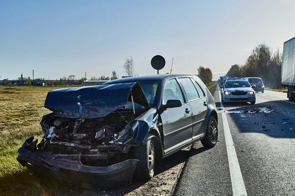 Am sonnigen Tag Auto am Fahrbahnrand beschädigt — Stockfoto