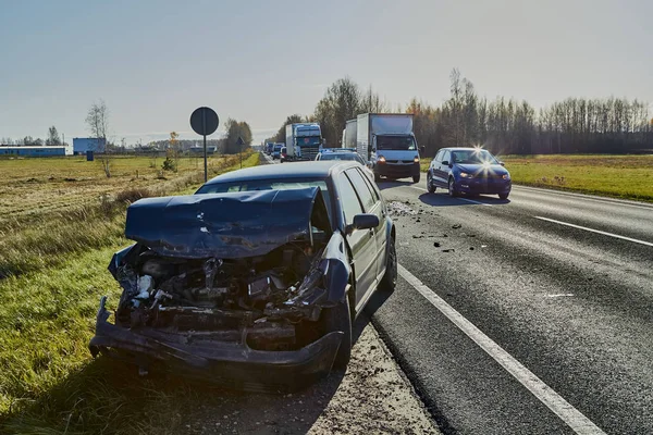 Coche dañado en el lado de la carretera en el día soleado — Foto de Stock