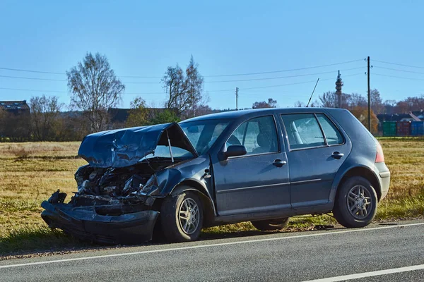 Beschadigde auto op de weg op zonnige dag — Stockfoto