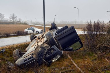 27 Kasım 2019, Sidgunda, Letonya: Kaygan yolda araba kazası, araç uygunsuz lastiklerle donatılmıştı