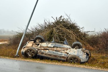 27 Kasım 2019, Sidgunda, Letonya: Kaygan yolda araba kazası, araç uygunsuz lastiklerle donatılmıştı