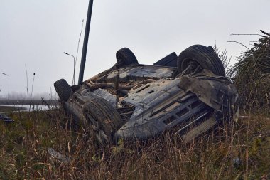 27 Kasım 2019, Sidgunda, Letonya: Kaygan yolda araba kazası, araç uygunsuz lastiklerle donatılmıştı