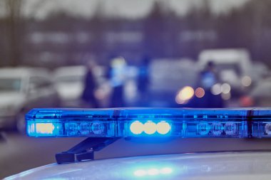 Polis arabasının mavi ışıkları bir araba kazası yerindeydi.