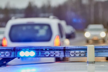 Polis arabasının mavi ışıkları bir araba kazası yerindeydi.