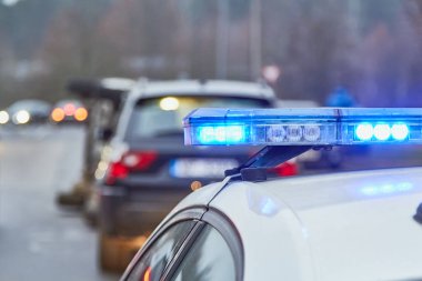 Polis arabasının mavi ışıkları bir araba kazası yerindeydi.
