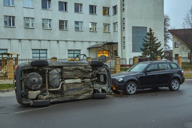 28 Kasım 2019, Riga, Letonya: Kaygan yolda araba kazası, araç uygunsuz lastiklerle donatılmıştı.