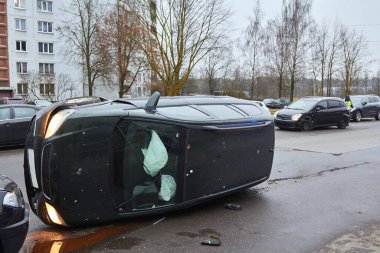 28 Kasım 2019, Riga, Letonya: Kaygan yolda araba kazası, araç uygunsuz lastiklerle donatılmıştı.