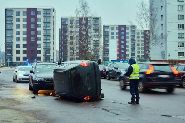 28 Kasım 2019, Riga, Letonya: Kaygan yolda araba kazası, araç uygunsuz lastiklerle donatılmıştı.