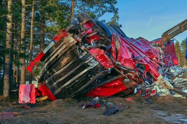 17 Ocak 2020, Cekule, Letonya: Kamyon yolda bir kaza mahallinde ağaca çarpmış