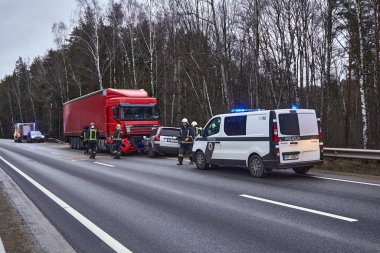 24 Ocak 2020, Sauriesi, Letonya: ağır bir kamyonla çarpışan araba, ulaşım geçmişi