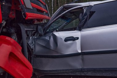 24 Ocak 2020, Sauriesi, Letonya: ağır bir kamyonla çarpışan araba, ulaşım geçmişi