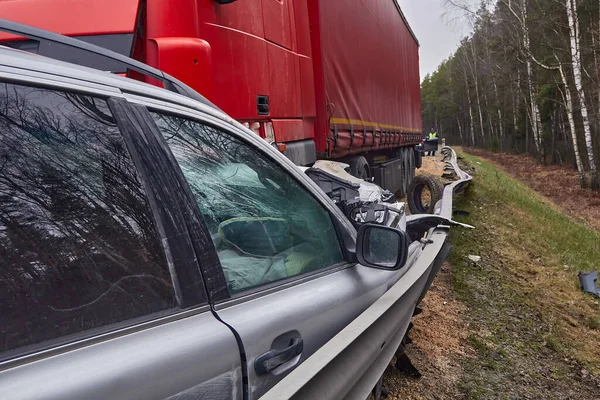2020年1月24日ラトビアのサウジアラビア 大型トラック 交通機関の背景と衝突した後の車 — ストック写真