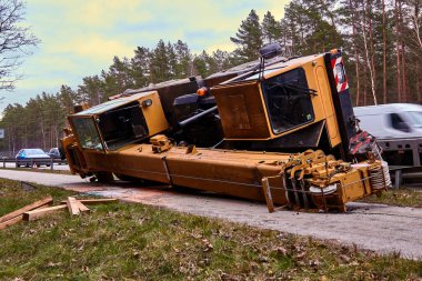 17 Mart 2020, Riga, Letonya: bir yolda trafik kazası, karavandan düştükten sonra taşınabilir vinç, ulaşım geçmişi