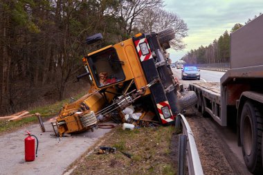 17 Mart 2020, Riga, Letonya: bir yolda trafik kazası, karavandan düştükten sonra taşınabilir vinç, ulaşım geçmişi