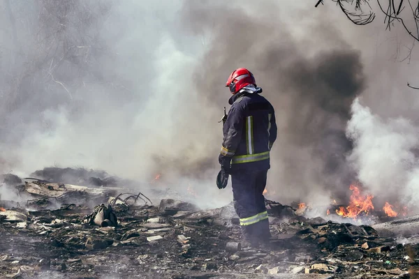 Marca 2020 Ryga Łotwa Strażak Gaszący Pożar Nielegalnym Wysypisku — Zdjęcie stockowe