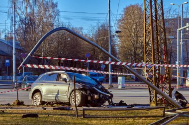 9 Nisan 2020, Riga, Letonya: Eskrim, sokak lambası ve insan ile çapraz çarpışma, kaza oldu çünkü sürücü sağlığı.