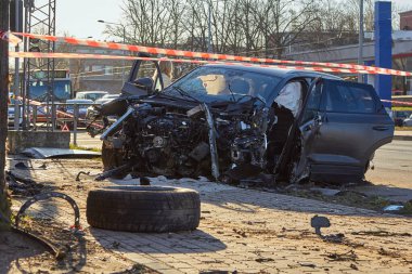 9 Nisan 2020, Riga, Letonya: Eskrim, sokak lambası ve insan ile çapraz çarpışma, kaza oldu çünkü sürücü sağlığı.