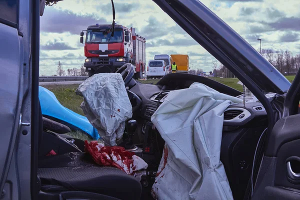 2020年4月16日ラトビア オライン 事故現場の高速道路で長距離不遵守による車両の損傷 — ストック写真
