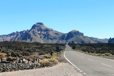 Yol kenarında lav alanı görünümünü