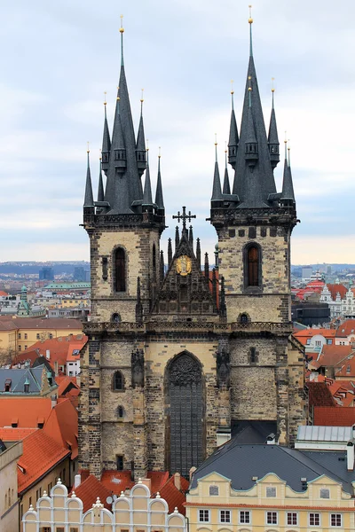 Wieże kościoła Najświętszej Marii Panny przed Tynem widok w Pradze — Zdjęcie stockowe