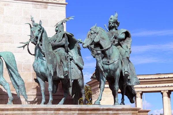 Heroes skulpturen på torget i Budapest — Stockfoto
