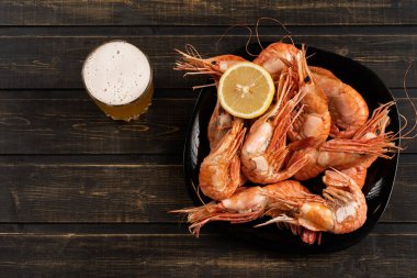 Limonlu, kaplanlı ve botanlı lezzetli büyük karides. Üst görünüm, yemek kitabı ya da yemek tarifleri için bir arkaplan oluşturabilirsiniz