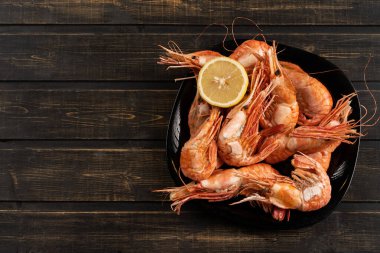 Limonlu, kaplanlı ve botanlı lezzetli büyük karides. Üst görünüm, yemek kitabı ya da yemek tarifleri için bir arkaplan oluşturabilirsiniz