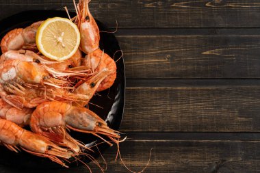 Limonlu, kaplanlı ve botanlı lezzetli büyük karides. Üst görünüm, yemek kitabı ya da yemek tarifleri için bir arkaplan oluşturabilirsiniz
