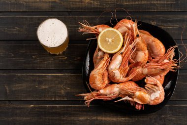 Bothan karidesi lezzetli kral büyüklüğünde karides tiki ve limon ve bira.