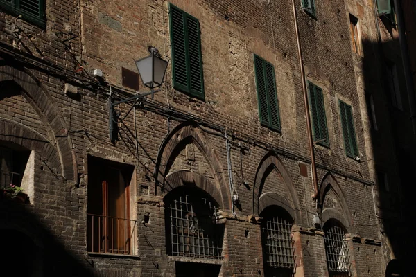 イタリア、フィレンツェ旧市街の影に隠されたコテージ. — ストック写真