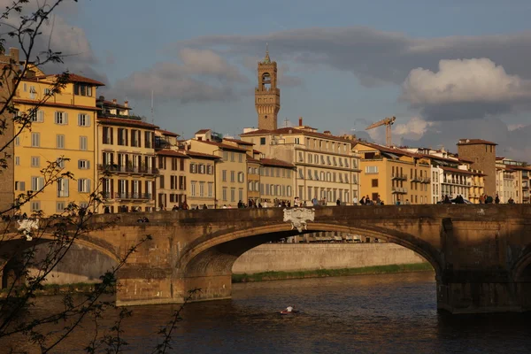 Арно і елегантний Понте Санта Трініта, Флоренція, Італія. — стокове фото